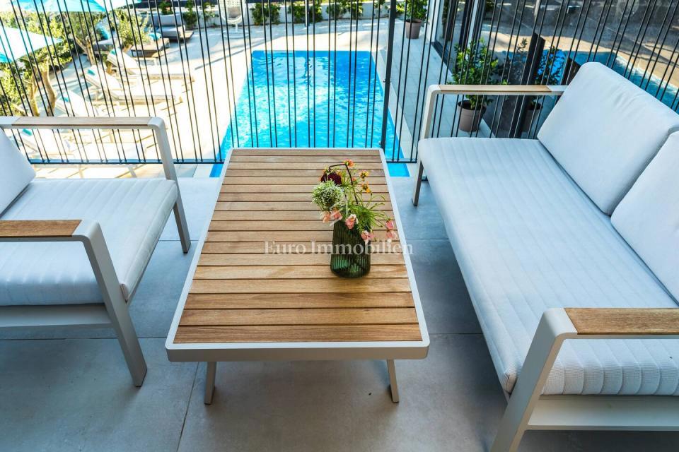 Vir, urbana apartmajska vila z bazenom