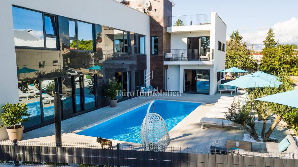 Vir, urbana apartmajska vila z bazenom