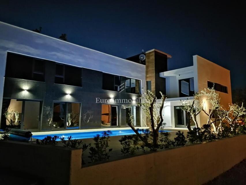 Vir, urbana apartmajska vila z bazenom