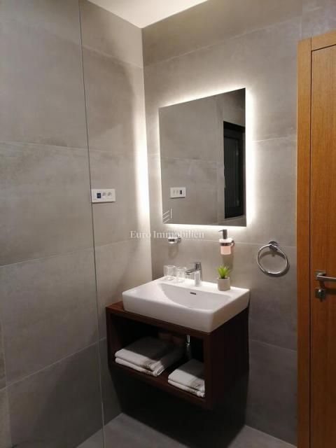 Vir, urbana apartmajska vila z bazenom