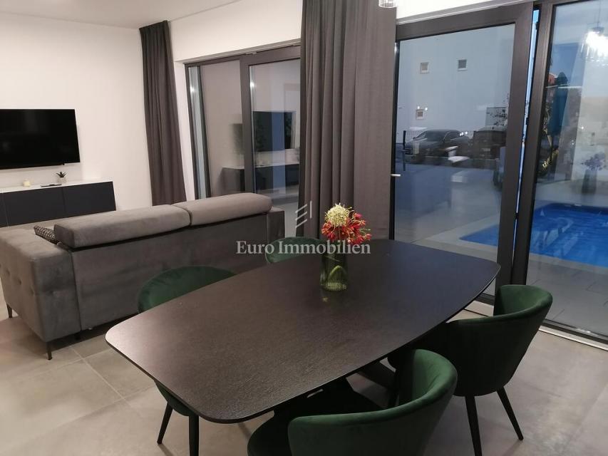 Vir, urbana apartmajska vila z bazenom