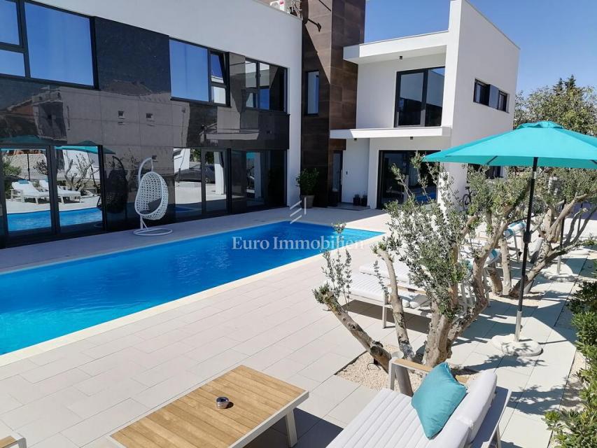Vir, urbana apartmajska vila z bazenom