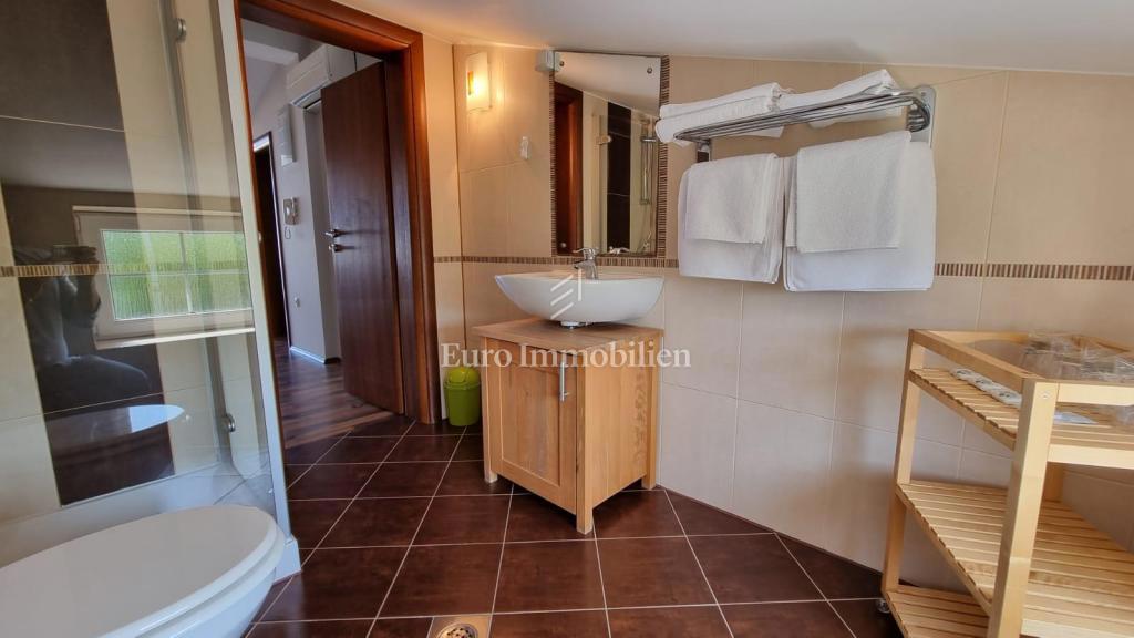 Investicijska priložnost – Apartmajska hiša z bazenom v Crikvenici