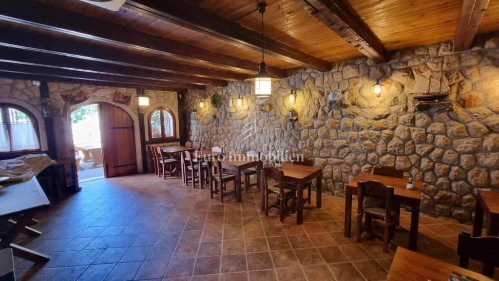 Investicijska priložnost – Apartmajska hiša z bazenom v Crikvenici