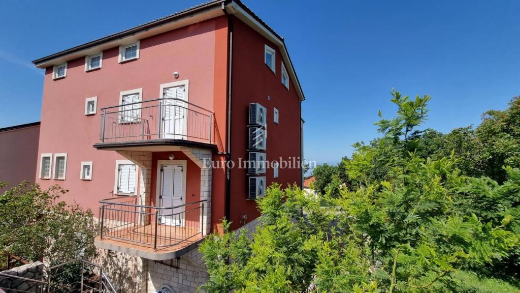 Investicijska priložnost – Apartmajska hiša z bazenom v Crikvenici