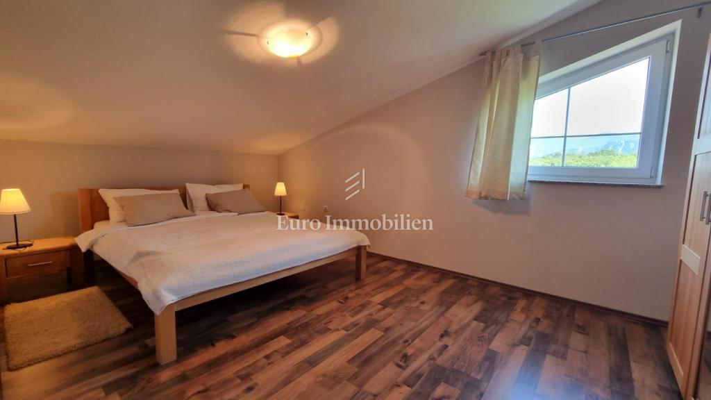 Investicijska priložnost – Apartmajska hiša z bazenom v Crikvenici