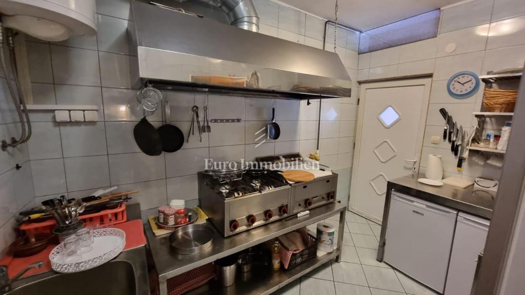 Investicijska priložnost – Apartmajska hiša z bazenom v Crikvenici