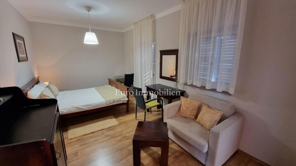 Investicijska priložnost – Apartmajska hiša z bazenom v Crikvenici
