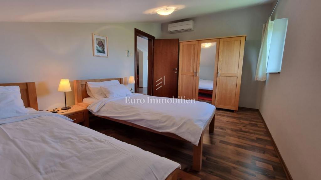 Investicijska priložnost – Apartmajska hiša z bazenom v Crikvenici