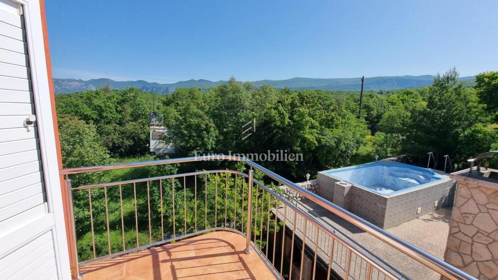 Investicijska priložnost – Apartmajska hiša z bazenom v Crikvenici
