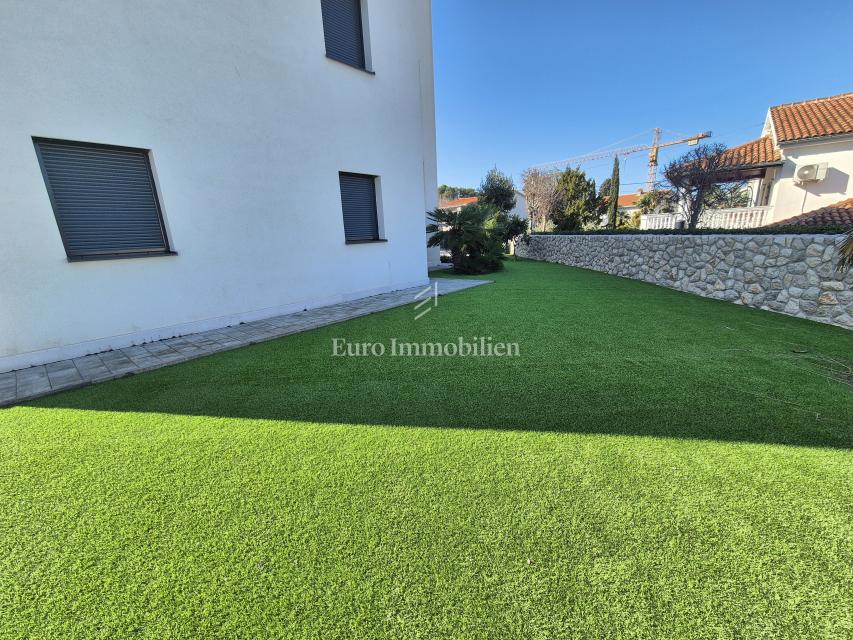 Malinska - apartma z vrtom 100 m od morja