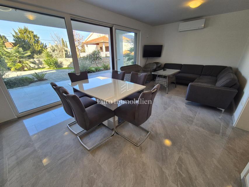Malinska - apartma z vrtom 100 m od morja