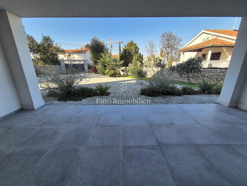 Malinska - apartma z vrtom 100 m od morja