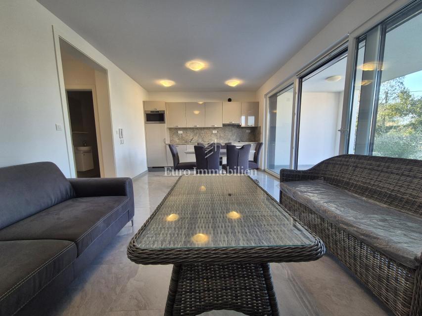 Malinska - apartma z vrtom 100 m od morja