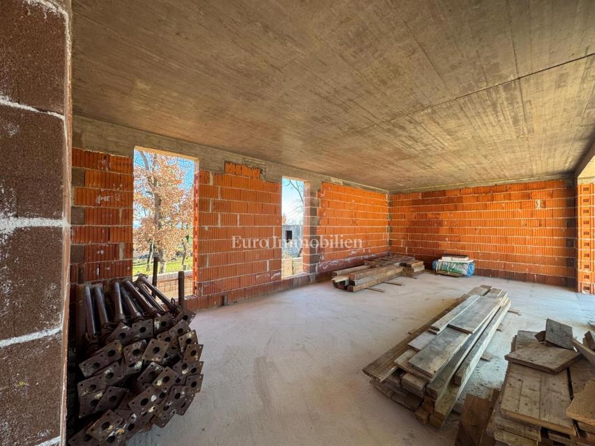 Marčana – enonadstropna hiša v gradnji z bazenom