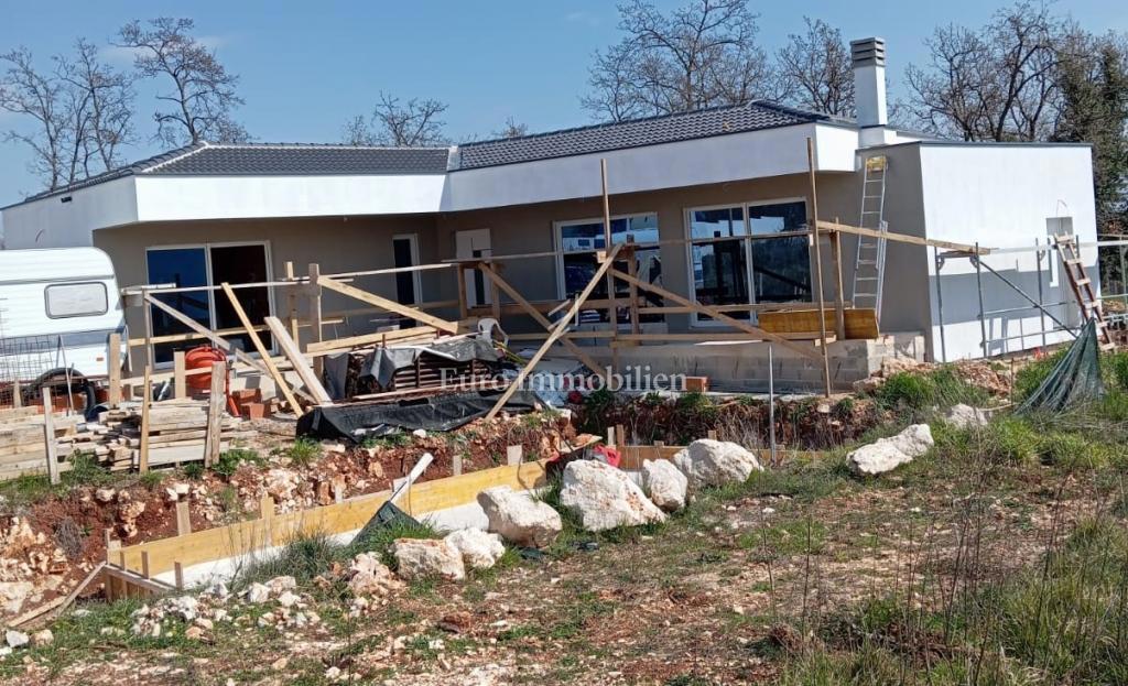 Marčana – enonadstropna hiša v gradnji z bazenom