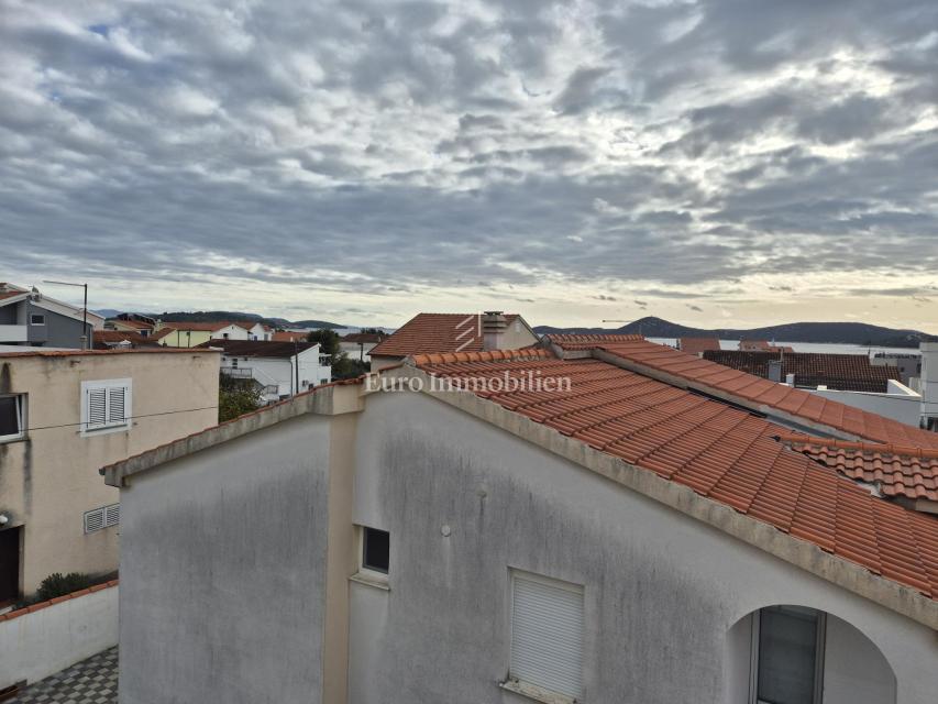 Vodice - mansardno stanovanje blizu morja