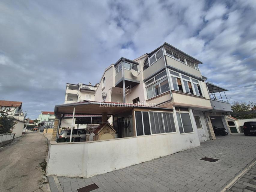 Vodice - mansardno stanovanje blizu morja