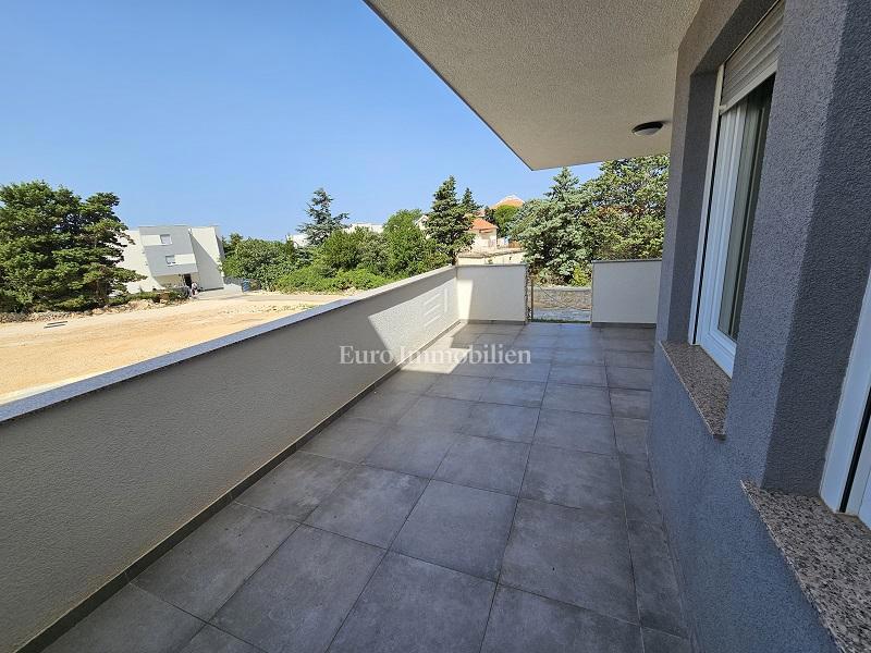 Apartma v Novalji - novogradnja s skupnim bazenom