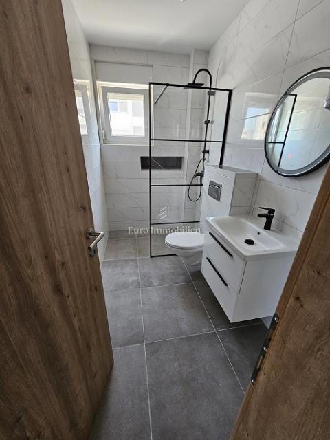 Apartma v Novalji - novogradnja s skupnim bazenom
