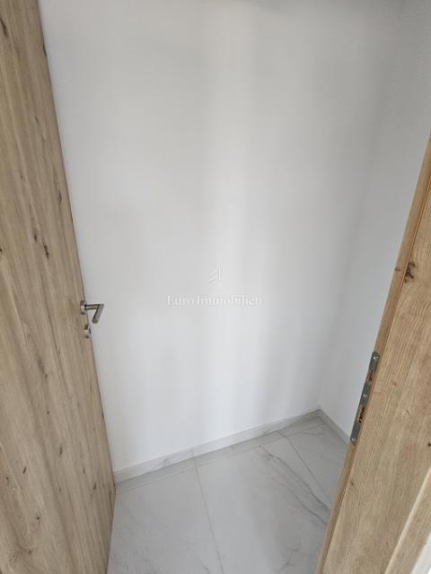Apartma v Novalji - novogradnja s skupnim bazenom