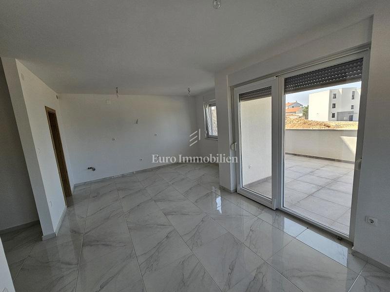 Apartma v Novalji - novogradnja s skupnim bazenom