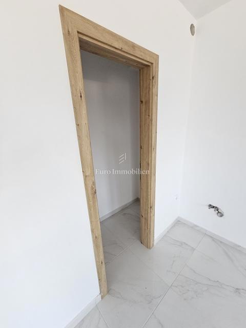 Apartma v Novalji - novogradnja s skupnim bazenom