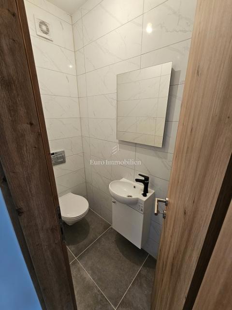 Apartma v Novalji - novogradnja s skupnim bazenom