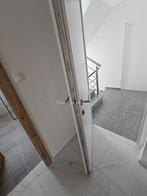 Apartma v Novalji - novogradnja s skupnim bazenom
