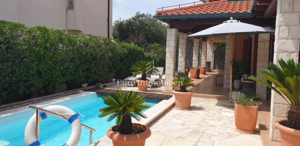 Novalja, otok Pag - vila z bazenom v centru mesta