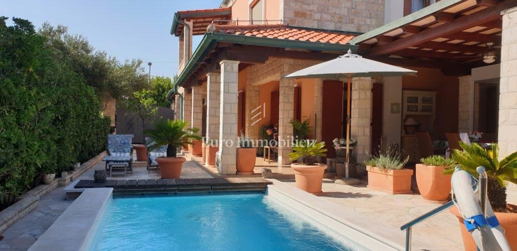 Novalja, otok Pag - vila z bazenom v centru mesta