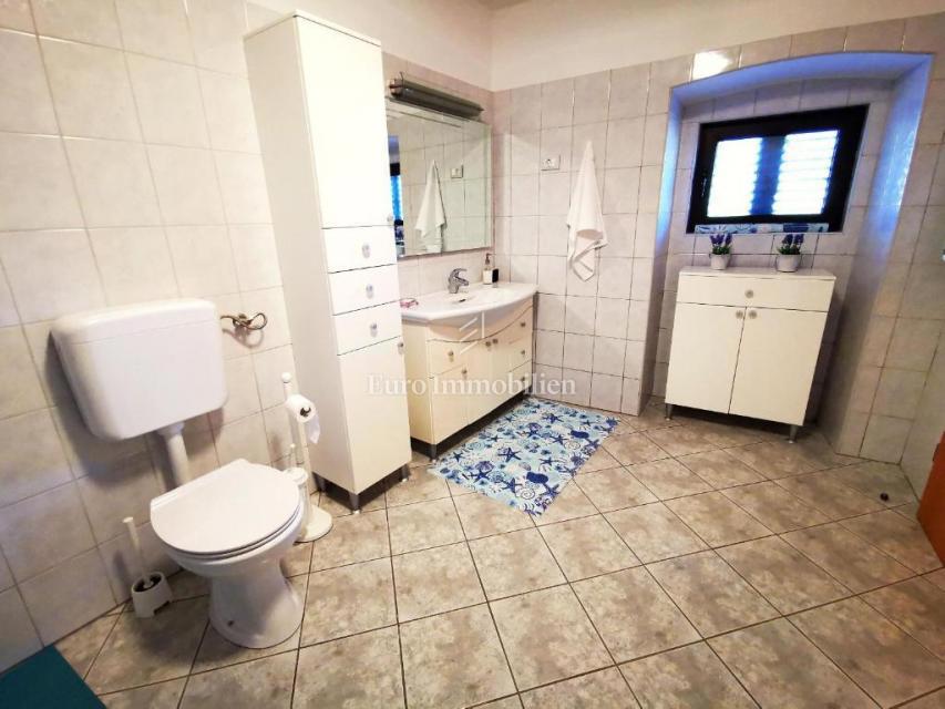 Bribir, dve povezani hiši z velikim dvoriščem na mirni lokaciji