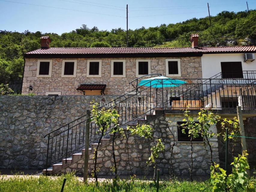 Bribir, dve povezani hiši z velikim dvoriščem na mirni lokaciji