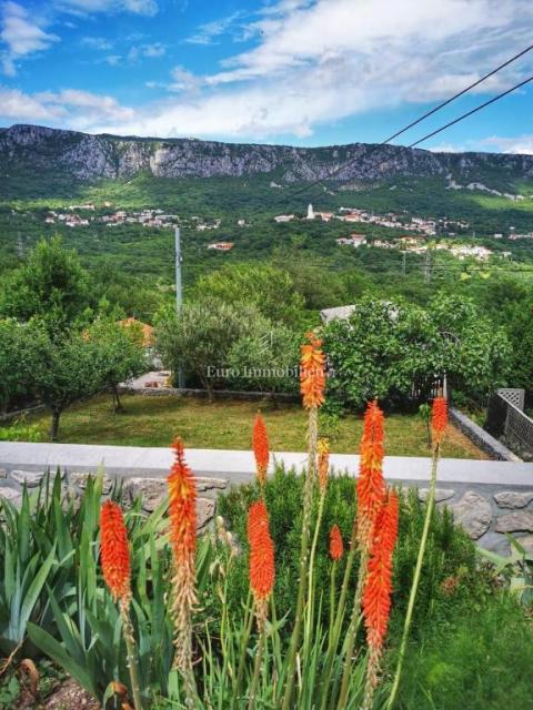 Bribir, dve povezani hiši z velikim dvoriščem na mirni lokaciji