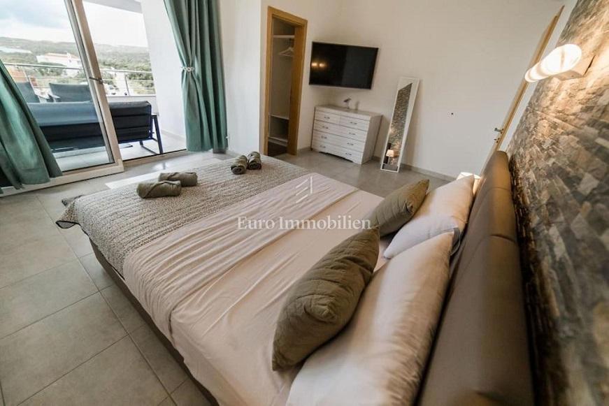 Novalja - penthouse z veliko teraso in pogledom na morje