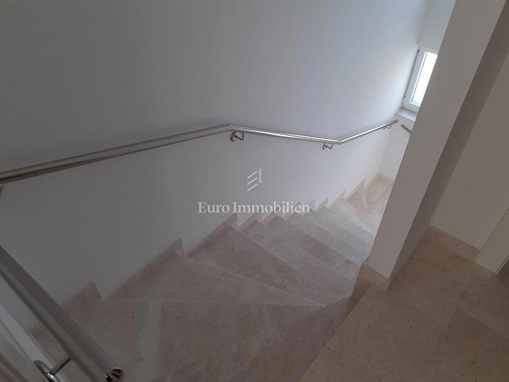 Novalja - dvoetažni apartma z vrtom