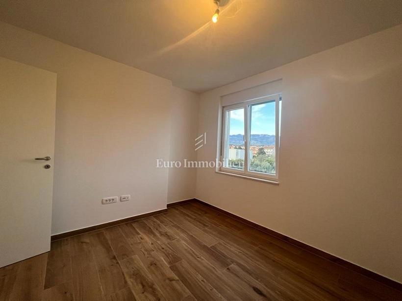 Novalja - dvoetažni apartma z vrtom