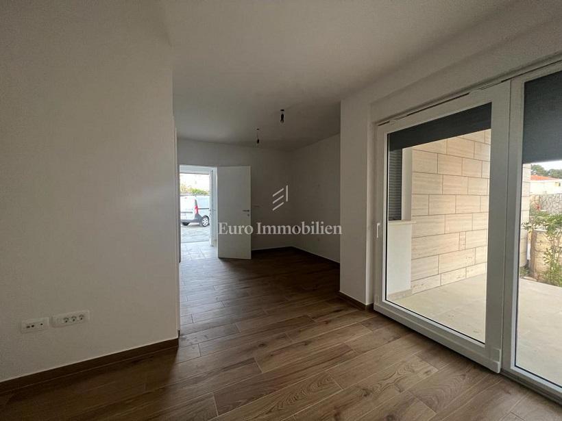 Novalja - dvoetažni apartma z vrtom