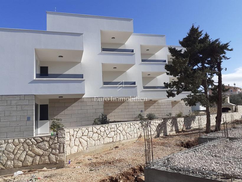 Novalja - dvoetažni apartma z vrtom