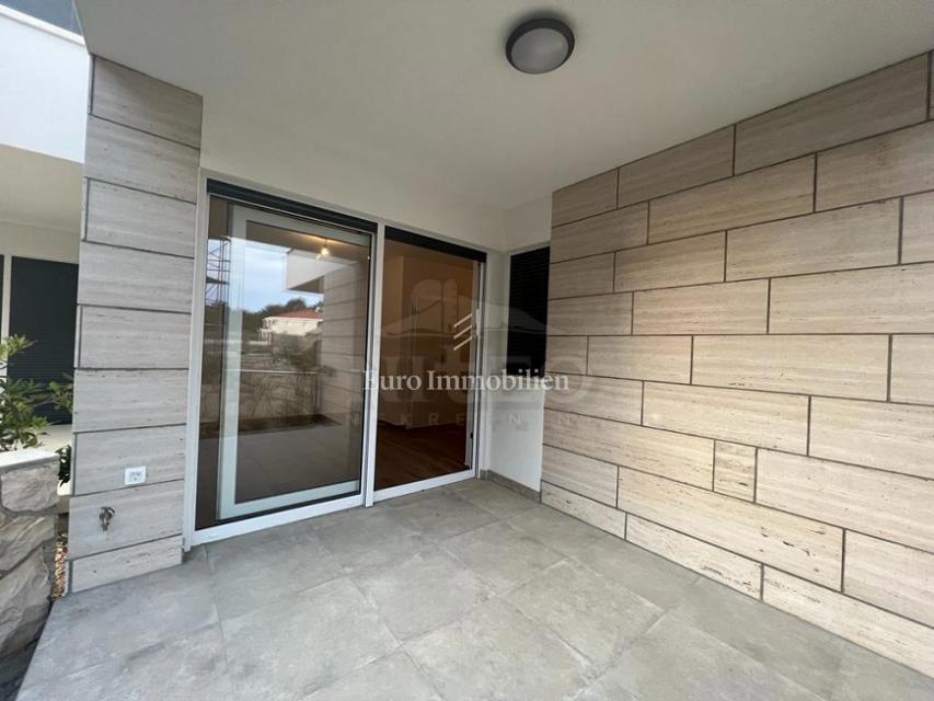 Novalja - dvoetažni apartma z vrtom