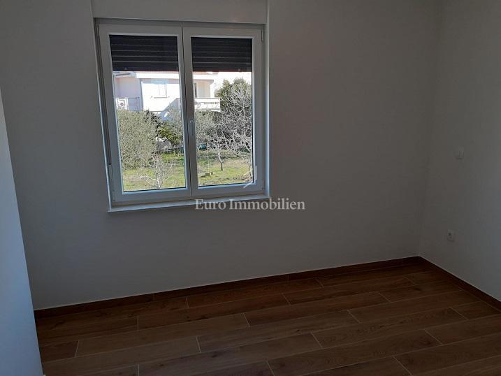 Novalja - dvoetažni apartma z vrtom
