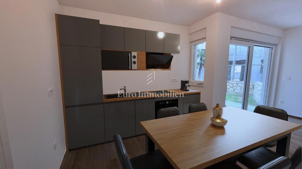 Novalja - dvoetažni apartma z vrtom