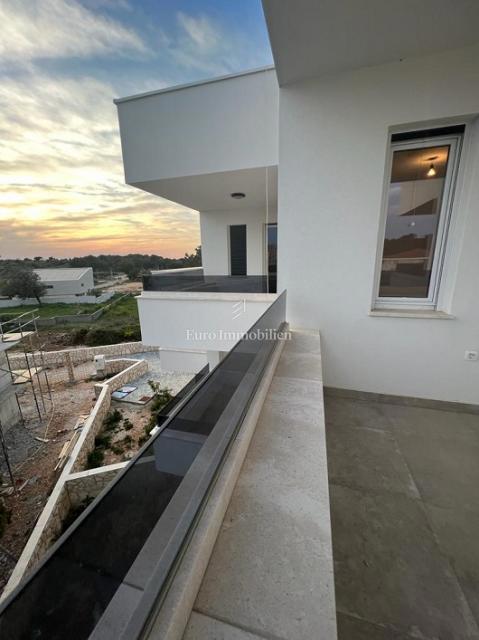 Novalja - dvoetažni apartma z vrtom