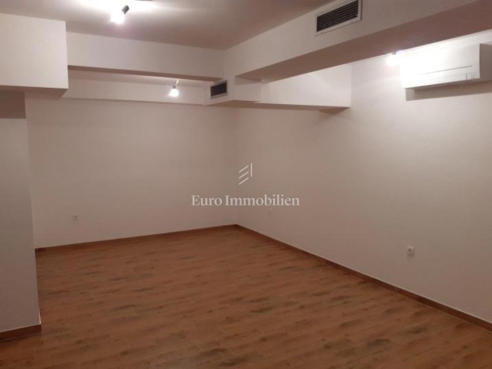 Novalja - dvoetažni apartma z vrtom