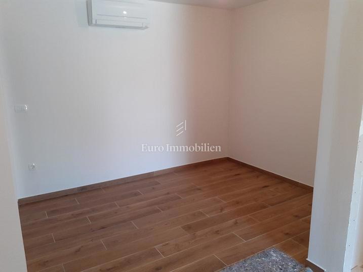 Novalja - dvoetažni apartma z vrtom