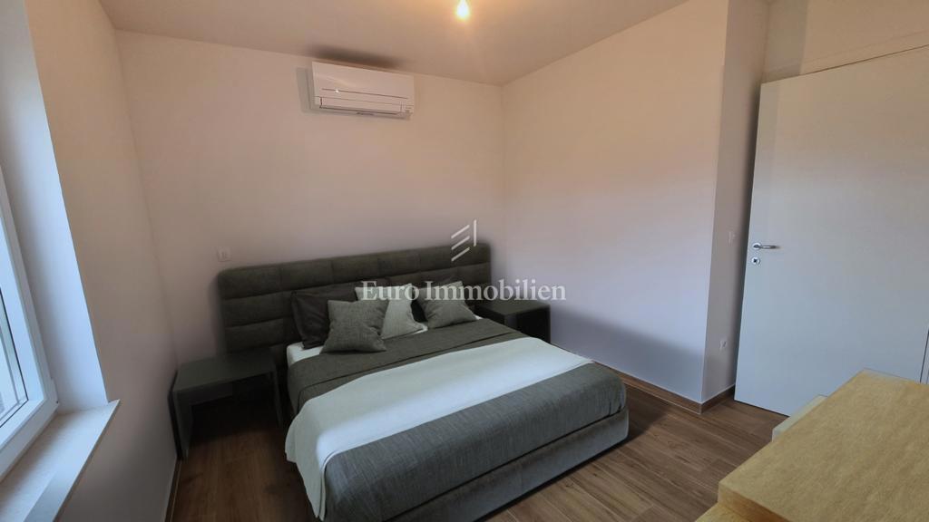 Novalja - dvoetažni apartma z vrtom