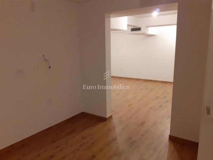 Novalja - dvoetažni apartma z vrtom