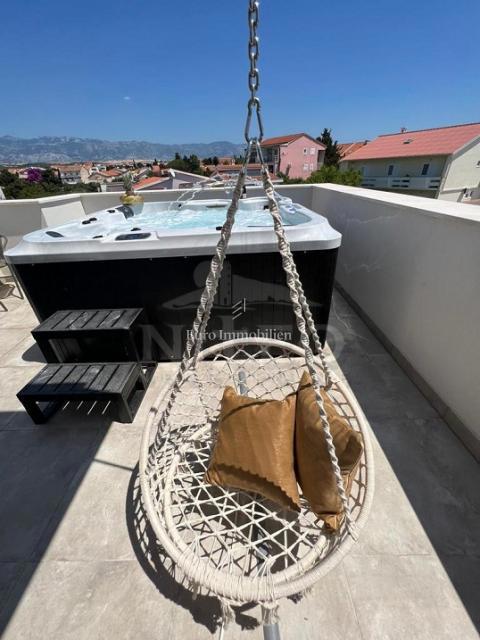 Novalja - dvoetažni apartma z vrtom