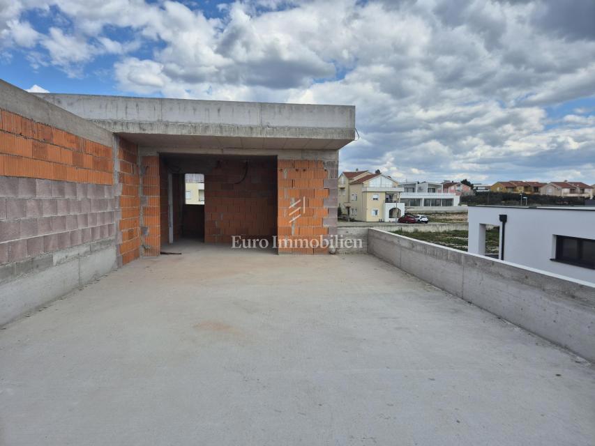 Čudovit apartma v novi stavbi s pogledom na morje