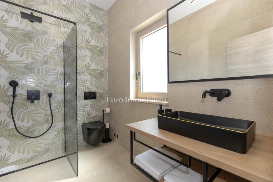 Labin - nova vila z bazenom, mirna lokacija
